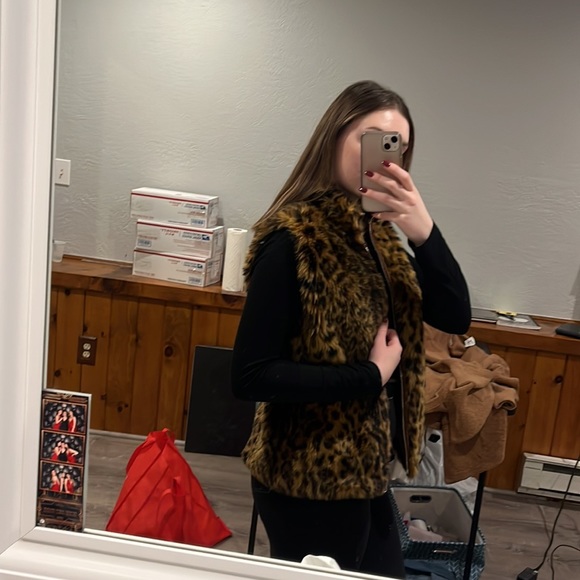 Women’s J. Crew Faux Fur Cheetah Print Fluffy Vest Sz XS - Picture 3 of 8
